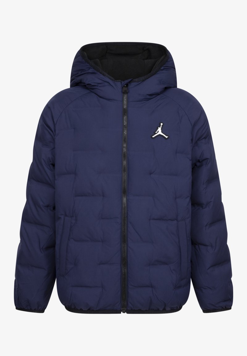 Veste matelassée bleu marine avec capuche, fermeture éclair devant, poches latérales et petit logo Jumpman blanc sur la poitrine gauche.