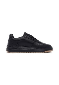 Sneaker in pelle nera con punta arrotondata, suola intermedia sollevata e sei fori per i lacci. Dettagli testurizzati lungo i lati e suola in gomma.