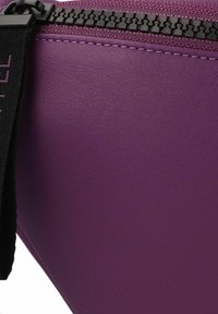 Paarse leren tas met een gladde textuur, voorzien van een zwarte ritssluiting en een stevige schouderriem. Versterkt door nauwkeurige stikdetails.