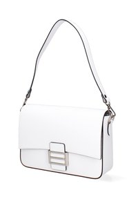 Borsa a tracolla in pelle bianca con una chiusura rettangolare argento e una sottile tracolla con bordo nero, presentata su uno sfondo bianco.