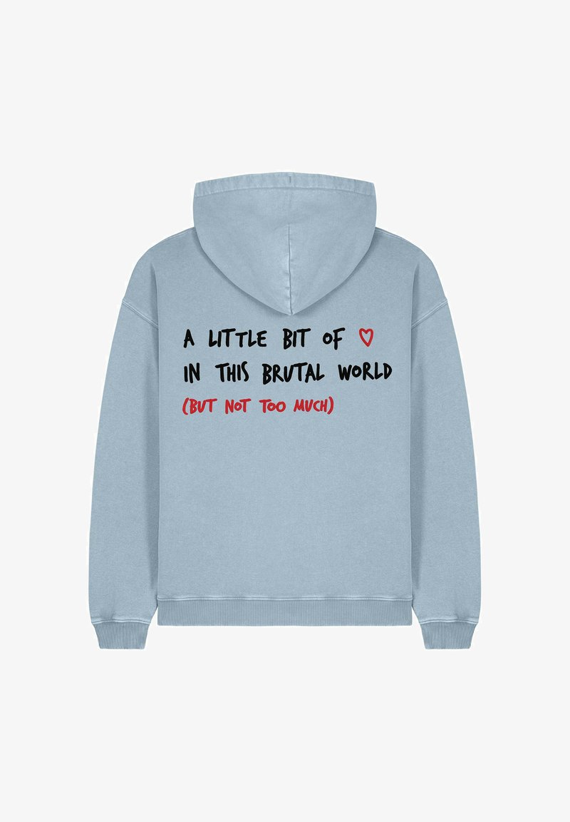 Sweat à capuche bleu clair avec une poche kangourou avant, une capuche à cordon de serrage, et un texte imprimé au dos en noir et rouge.