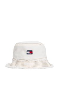 Fehér pamut napernyő sapka kontrasztos öltésekkel, rojtos peremmel és Tommy Jeans logópacsival elöl.
