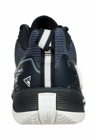 Scarpa da atletica nera e blu con tomaia in rete texturizzata, dettagli bianchi, linguetta sul retro e suola in gomma con motivo a onda.