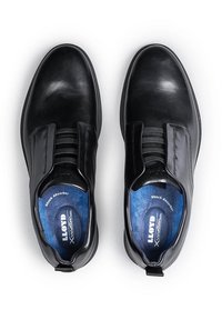 Scarpe slip-on in pelle nera con pannelli laterali elastici, finitura liscia e solette ammortizzanti blu.