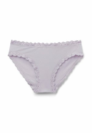 Fliederfarbene Damenunterwäsche mit gewelltem Spitzensaum entlang der Taille und Beinausschnitten, flach auf einem weißen Hintergrund ausgelegt.