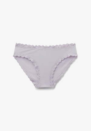 Ropa interior femenina color lavanda con borde de encaje ondulado en la cintura y las aberturas de las piernas, dispuesta en plano sobre un fondo blanco.