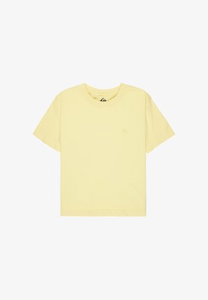 T-shirt à manches courtes jaune pâle avec col ras du cou et logo brodé subtil sur la poitrine gauche, posé à plat sur fond blanc.