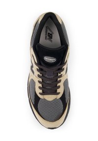 Γκρι και μπεζ αθλητικό παπούτσι με υλικά από δίχτυ και σουέτ, που διαθέτει μαύρο λογότυπο, στρογγυλά κορδόνια και μαξιλαρωμένο γιακά. Λαστιχένια σόλα.