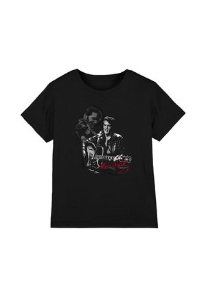 Schwarzes T-Shirt mit schwarz-weißen Bildern eines Mannes, der Gitarre spielt und singt, mit rotem, kursivem Text "Elvis Presley".