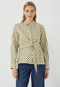 Gestreepte button-up shirt in crème en olijfgroen, met een gestrikte taille en lange mouwen met manchetten. Gladde stof met een gestructureerde pasvorm.