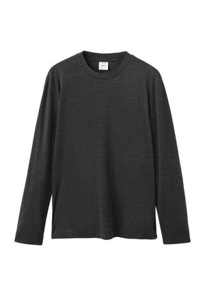 Camiseta negra de manga larga hecha de tela suave con cuello redondo, que presenta un corte recto y un detalle de costura mínima.