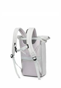 Batoh s materiálem světle šedé a levandulové barvy, design s rolovací špičkou, nastavitelné polstrované popruhy, boční zip a dekorační vlnkovaný vzor.