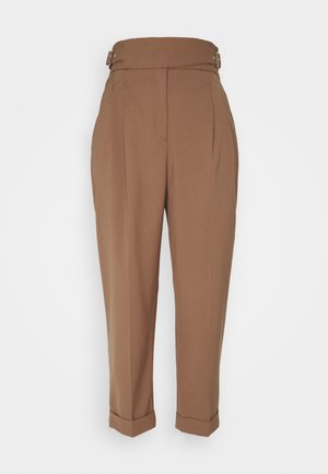 Pantalon marron taille haute, coupe fuselée, avec plis devant, ourlets retroussés et détails de boucle latéraux réglables.