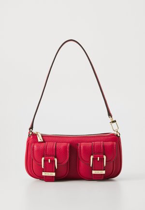 Sac bandoulière en cuir rouge avec deux poches avant à boucles et une fermeture éclair dorée, doté d'une bandoulière assortie rouge avec des ferrures dorées.