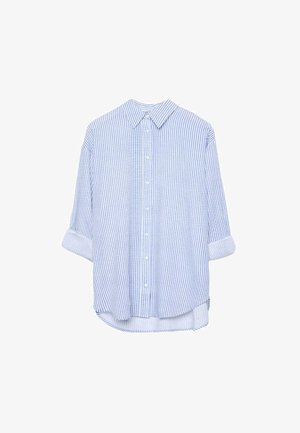 Blauw-wit gestreept overhemd met lange mouwen, verticale strepen, knoopsluiting, puntige kraag en opgerolde manchetten, hangend tegen een witte achtergrond.