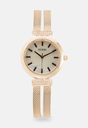 Goldfarbene Uhr mit einem runden Ziffernblatt aus Mutterperl, schwarzen Stundenmarkierungen und einem Mesh-Armband mit Kristallelementen.