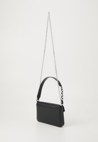 Sac à main rectangulaire noir avec une texture lisse, doté d'une bandoulière en chaîne amovible et d'une courte anse en cuir ; détail de logo embossé.