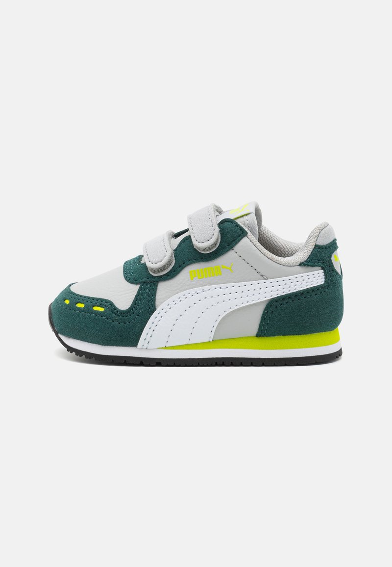 Baskets en daim vert et gris avec des accents blancs, des sangles Velcro, un col rembourré et des détails jaunes sur la semelle.