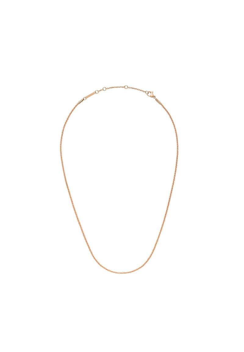 Vékony aranyszínű fém nyaklánc, finom lánc kialakítással, amelynek enyhe fényessége van, és szabványos kapoccsal záródik. Nincsenek további díszítések.