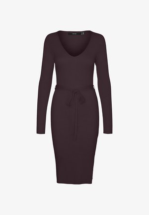 Rövidujjú, bordó színű, bordázott ruházat mély V-kivágással és megkötős derékszíjjal az állítható illeszkedés érdekében. Sima textúra, testhezálló fazon.