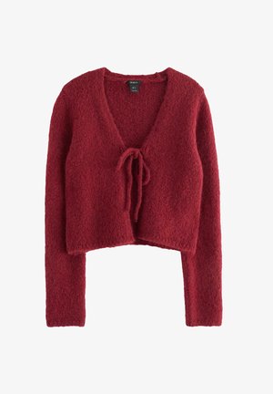 Rød fuzzy cropped cardigan med lange ærmer og binds closure ved den dybe V-halskrave, præsenteret på en hvid baggrund.