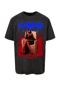 Schwarzes, übergroßes T-Shirt mit einem grafischen Druck einer Frau, die auf einem Stuhl sitzt und ein Telefon hält, mit dem Text "Late Night Calls".