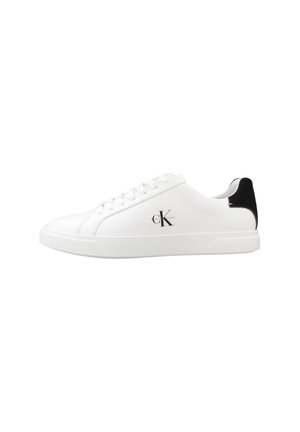 Zapatilla blanca de corte bajo con lengüeta trasera negra, cordones blancos y logo "CK Calvin Klein" en el costado, mostrada en vista de perfil.