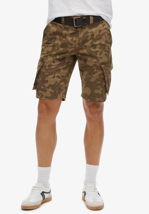 Kamuflære cargo shorts i nuancer af brunt og grønt, med flere lommer, en almindelig pasform og et bælte omkring taljen.