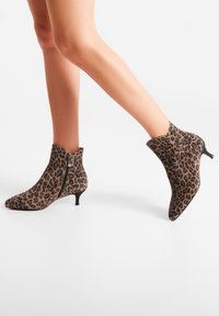 Woden SAGA ZIP  - Klasične gležnjače - leopard