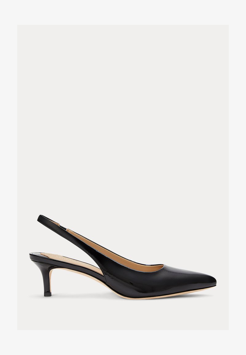 Črne patentne usnjene obutev slingback z ostrim noskom in 5-centimetrskim peto. Ima gladko teksturo in minimalističen dizajn.
