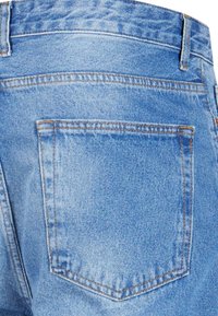 Jeans de mezclilla azul claro con un bolsillo trasero, que presentan costuras naranjas y una textura sutil. Sin herrajes ni adornos visibles.
