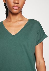 VILA VIDREAMERS V NECK - T-shirt básica - pineneedle