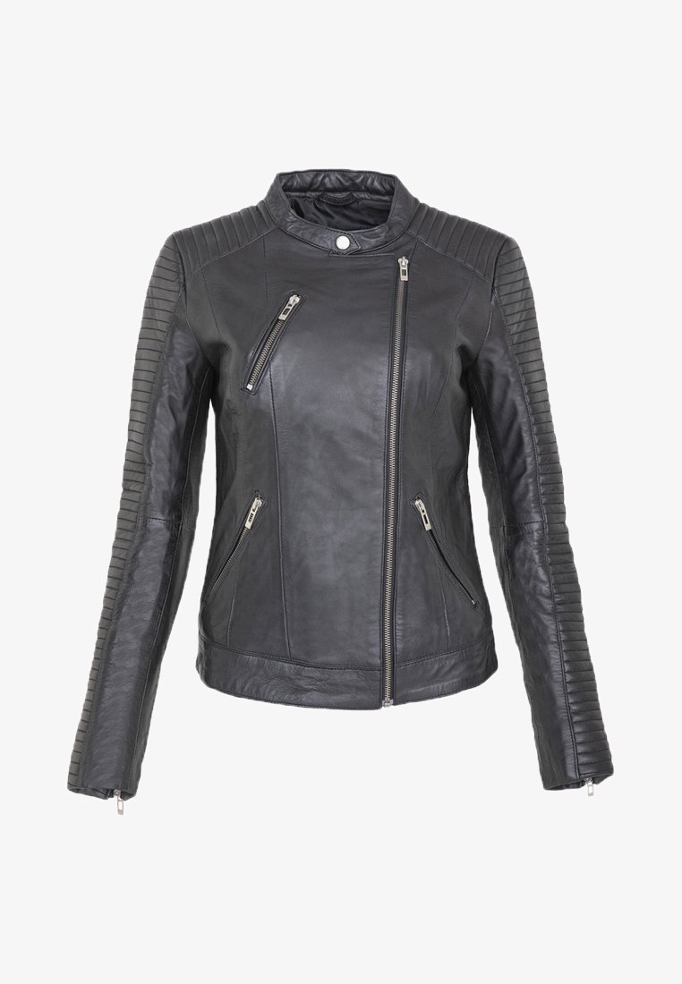 Zwarte leren jas met geribbelde schouderaccenten, vier met rits afgesloten zakken en een opstaande kraag. Strak ontwerp en gladde textuur.