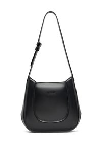 Sort skuldertaske i læder med justerbar rem, afrundet bund og detaljeret buet frontpanel.