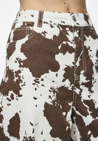 Pieces WIDE FIT PCFAMINA - Vaqueros a campana - bright white