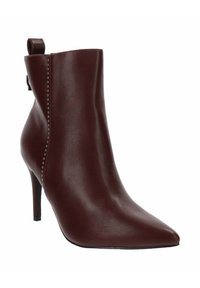Stivaletto in pelle borgogna con punta affusolata, tacco a stiletto e discreti dettagli in metallo argentato lungo il lato. Dotato di una linguetta per indossarlo facilmente.
