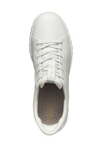 Sneaker bianco con lacci realizzato in pelle liscia, dotato di una soletta imbottita con perforazioni e una suola in gomma testurizzata. Visibile il marchio Geox.