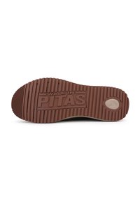 Suola di scarpa in gomma con scanalature profonde, di colore marrone chiaro, e testo impresso "WALK IN PITAS". Bordo arrotondato e dettaglio accentuato circolare.