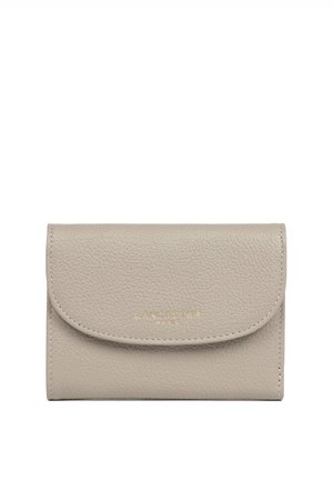 Portefeuille en cuir texturé gris clair avec fermeture à rabat, logo doré « Lancaster Paris » centré sur le devant.