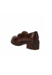 Zapato de cuero marrón con punta redondeada, correa decorativa y tacón grueso. Superficie texturizada con sutiles detalles de costura.
