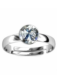 Anello in tonalità argento con una grande pietra tonda e trasparente al centro, design della banda elegante con un dettaglio a doppia apertura vicino al gambo.