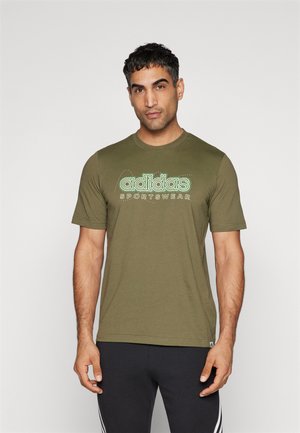 adidas Sportswear GROWTH  - T-shirt z nadrukiem - olive strata