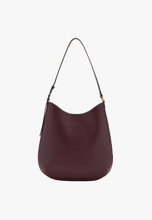 Bolso de hombro de cuero marrón oscuro con borde superior curvado y una sola correa ajustable con herrajes en tono dorado.