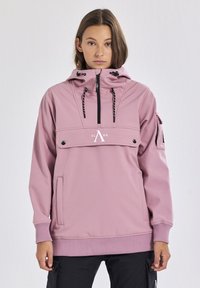 Helle pinke, kapuzenpullover Jacke mit einer Vorderseite Tasche, schwarzem Reißverschluss, verstellbaren Kordeln und einem in Weiß auf der Brust gedruckten Logo.