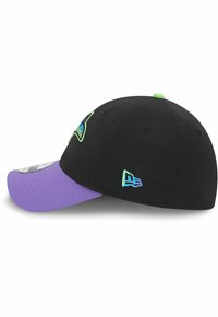 Schwarze Mütze mit einem lila Schirm, versehen mit bunten gestickten Logos und Akzenten. Glatte Stofftextur mit einer taillierten Passform.