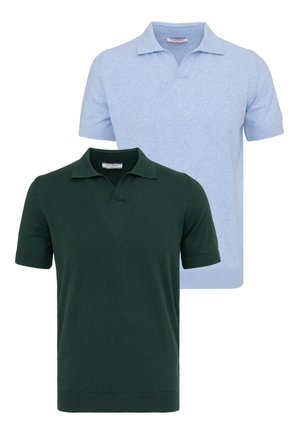 Swetry polo z krótkim rękawem w jasno niebieskim i ciemnozielonym kolorze, z otwartymi kołnierzami oraz ściągaczami na rękawach i u dołu.