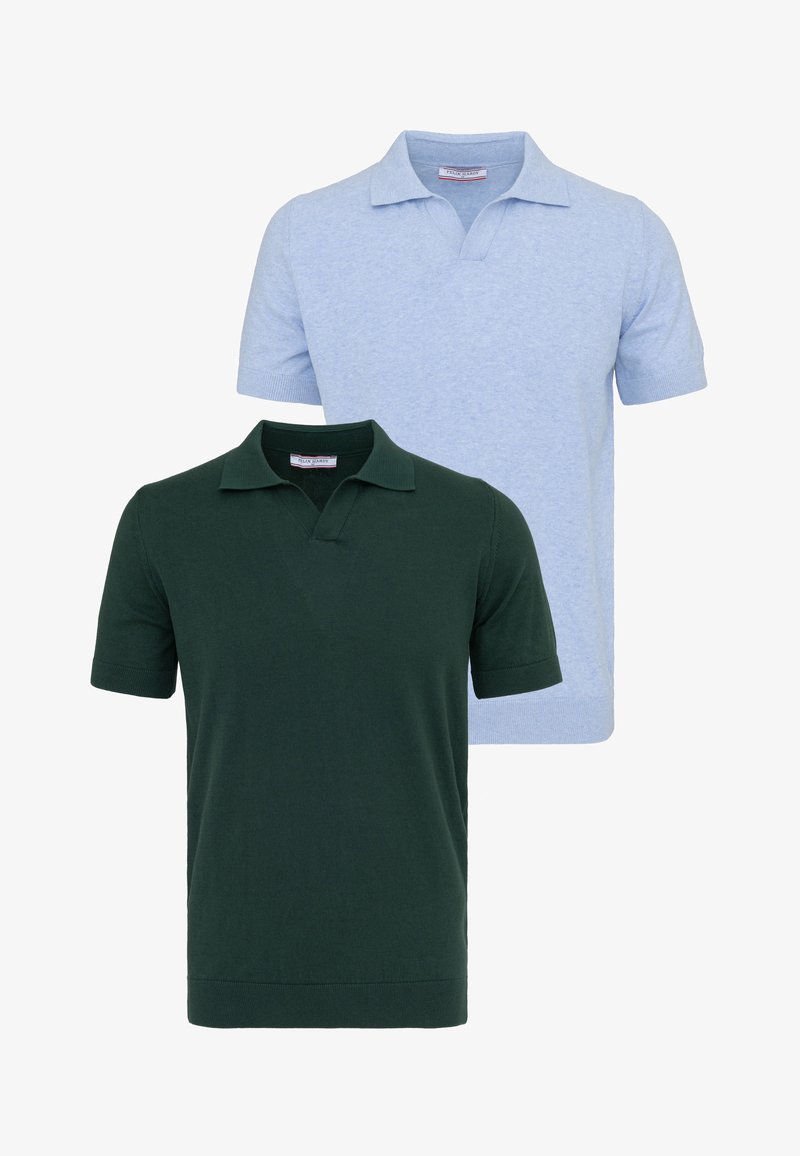 Kurzärmelige Polopullover in Hellblau und Dunkelgrün mit offenen Kragen und gerippten Ärmel- und Saumbündchen.