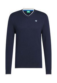 Marineblå ribbestrikket genser med V-hals, kontrasterende hvit krave og mansjetter, prydet med en liten brodert logo på brystet.