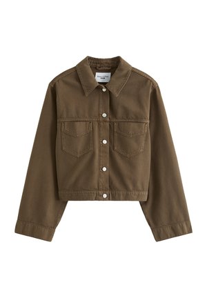 Braune kurze Jeansjacke mit vorderer Knopfleiste, zwei Brusttaschen, langen Ärmeln und spitzem Kragen.