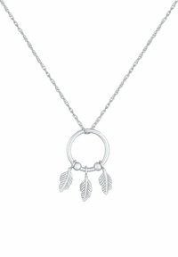 Collana con pendente in argento, composto da un anello circolare e tre charm a forma di foglia. La catena presenta un design attorcigliato, conferendo un aspetto testurizzato.